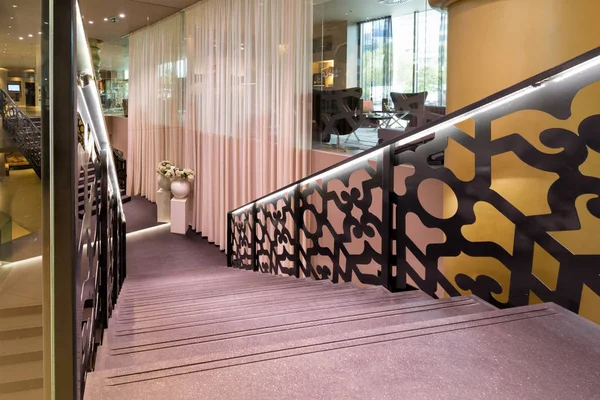 Otel lobi iç merdiven ile