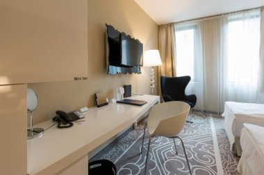 Lüks bir otel odasının içinde.