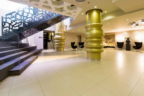 Hotel vestíbulo interior con escaleras — Foto de Stock