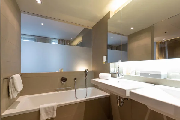Intérieur salle de bain dans hôtel de luxe — Photo
