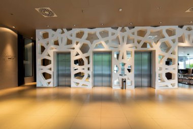 Otel lobisinde asansörlü