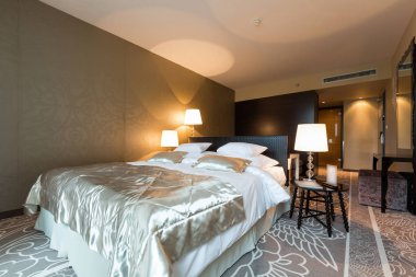 Lüks bir otel odasının içinde.