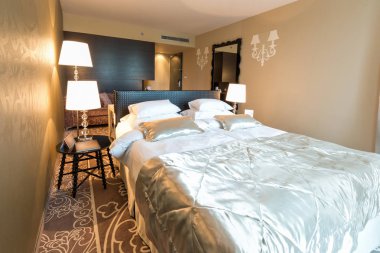 Lüks bir otel odasının içinde.