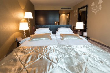 Lüks bir otel odasının içinde.