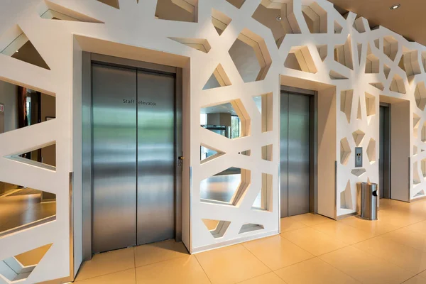 Lobby del hotel con ascensores — Foto de Stock