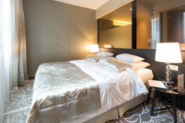 Lüks bir otel odasının içinde.