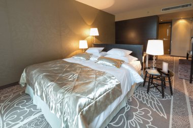 Lüks bir otel odasının içinde.