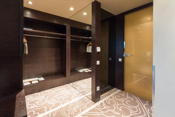 Hotel room entrance corridor