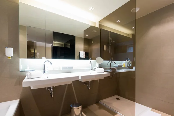 Интерьер ванной комнаты в роскошном отеле — стоковое фото