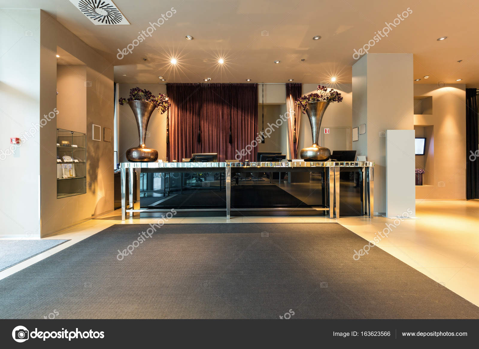 Reception desk in luxury hotel — Stock Photo © rilueda 163623566