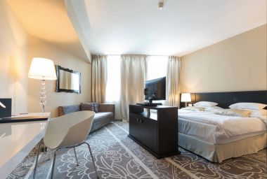 Lüks bir otel odasının içinde.