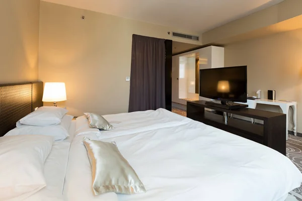 Interior of a luxury hotel bedroom — Stock Photo, Image