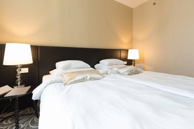 Lüks bir otel odasının içinde.