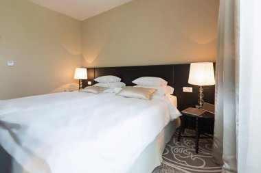 Lüks bir otel odasının içinde.