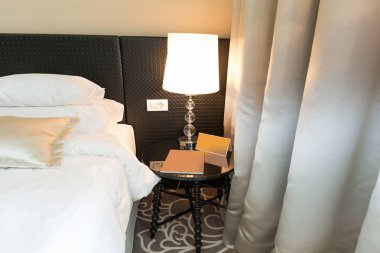 Lüks bir otel odasının içinde.