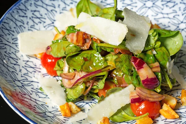 Pollo César ensalada de alimentos —  Fotos de Stock