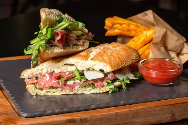 Rucola salata, jambon ve parmesan che ile ciabatta sandviç