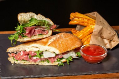 Rucola salata, jambon ve parmesan che ile ciabatta sandviç