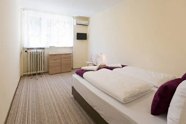 ダブルベッド ホステルのインテリア寝室のインテリア — ストック写真