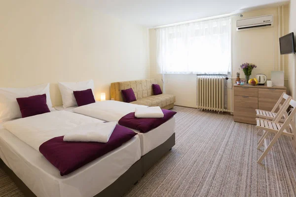 Interieur van een dubbel bed hostel interieur slaapkamer — Stockfoto