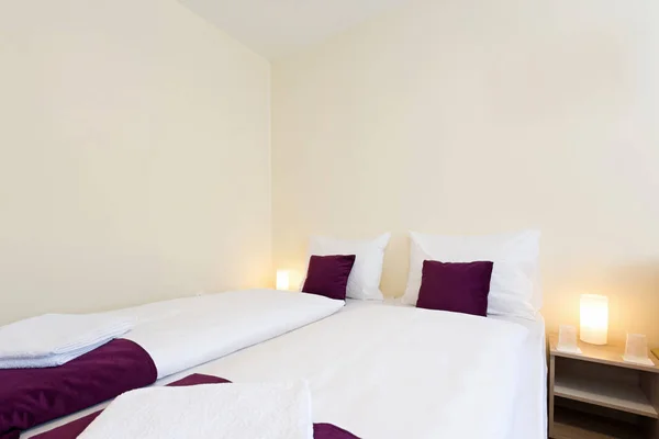Interiér ložnice manželská postel hostel — Stock fotografie