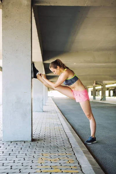 Ajuste mujer fitness haciendo ejercicios de estiramiento al aire libre — Foto de Stock