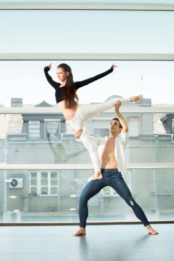 Bale dansçıları performans şehir