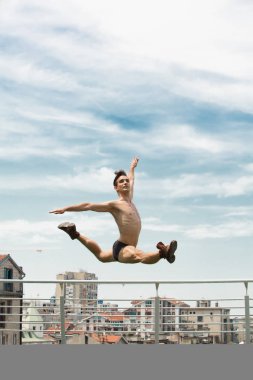 Erkek bale dansçısı performans şehir