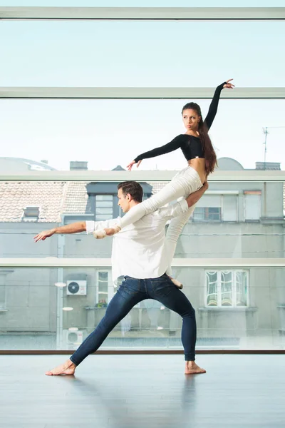 Actuación de bailarines de ballet en la ciudad — Foto de Stock