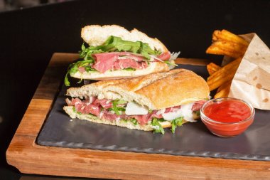 Rucola salata, jambon ve parmesan che ile ciabatta sandviç