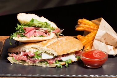 Rucola salata, jambon ve parmesan che ile ciabatta sandviç