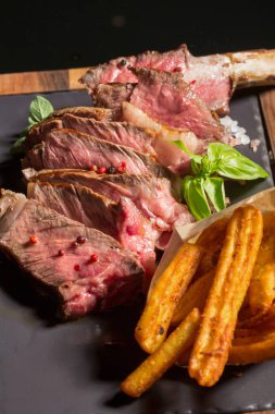 Otel restoranında servis et pirzola