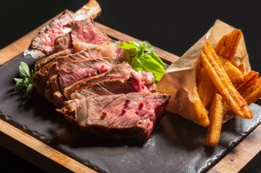 Otel restoranında servis et pirzola