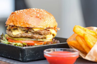 Duble burger patates kızartması ile servis