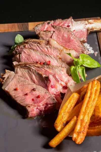 Otel restoranında servis et pirzola