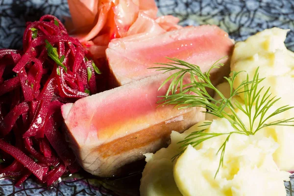 Filete de salmón con puré de queso —  Fotos de Stock