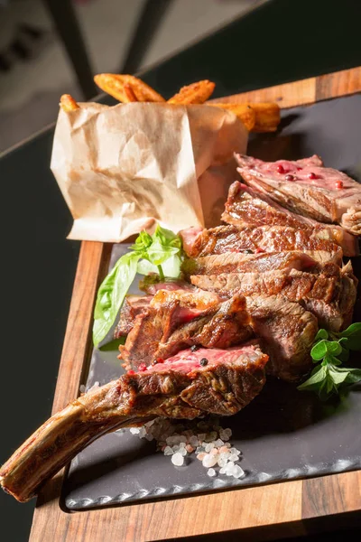 Otel restoranında servis et pirzola