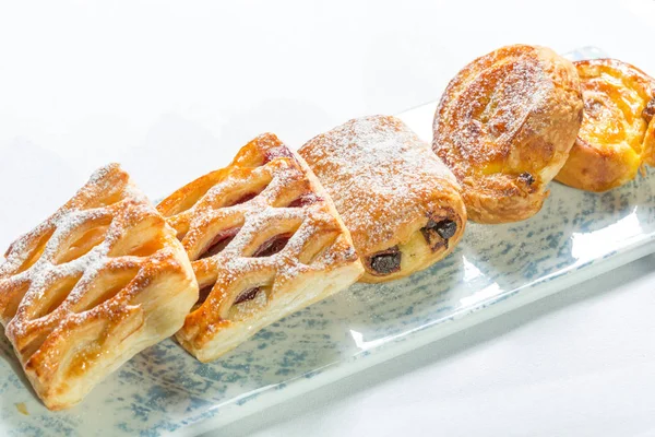 Dolu tatlı pasta plaka üzerinde