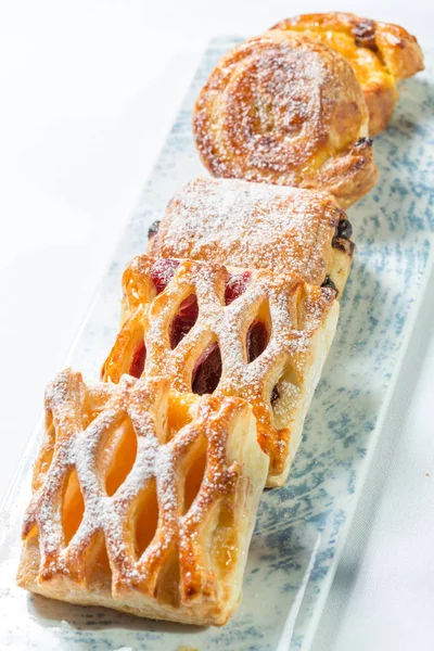 Dolu tatlı pasta plaka üzerinde