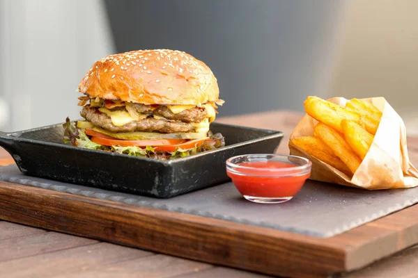 Duble burger patates kızartması ile servis