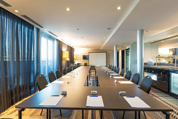 Interior de uma moderna sala de conferências de luxo — Fotografia de Stock