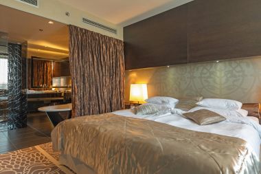 Lüks bir otel odasının içinde.