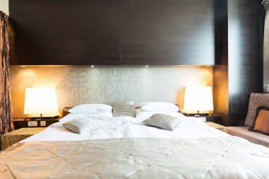 Lüks bir otel odasının içinde.