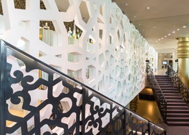 Otel lobisinde merdiven ile