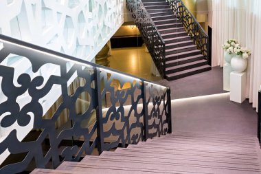 Otel lobisinde merdiven ile