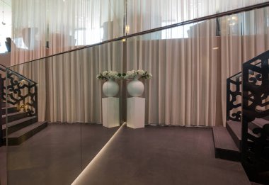 Otel lobisinde merdiven ile