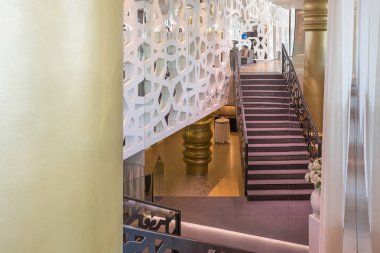 Otel lobi iç merdiven ile