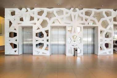 Otel lobisinde asansörlü