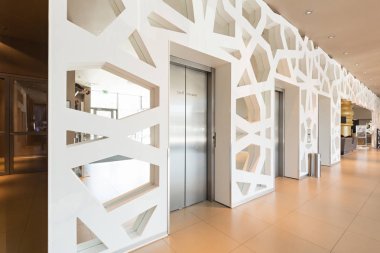 Otel lobisinde asansörlü