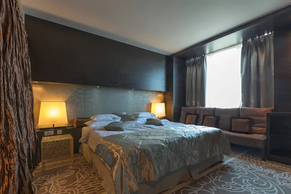 高級ホテルのベッドルームのインテリア — ストック写真